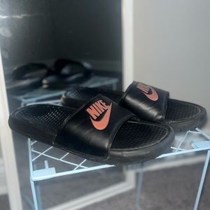 NIKE Benassi Slides W8
